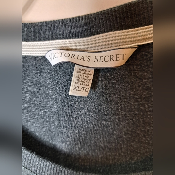 VICTORIA'S SECRET SQUIN XL SWEATER - Picture 5 of 8